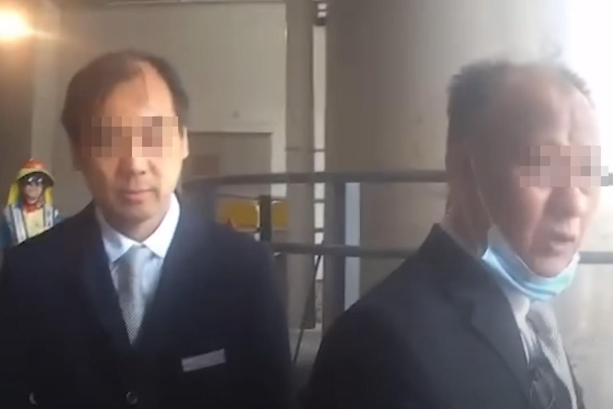 多名保安員之後到場,其中拉低口罩的保安員(右)試圖為事件降溫。(網上片段截圖)