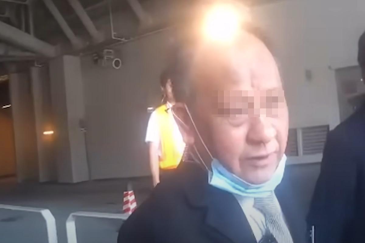 多名保安員之後到場,其中拉低口罩的保安員試圖為事件降溫。(網上片段截圖)