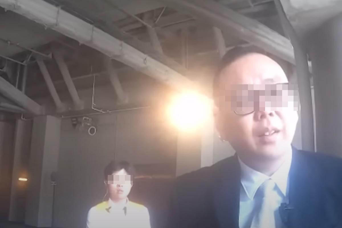 戴眼鏡的保安及後介入事件,起初故作鎮靜並認同鐵騎士解釋響咹目的為避免意外。(網上片段截圖)