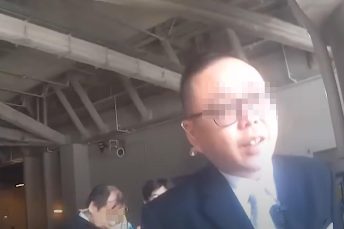 戴眼鏡的保安介入後,起初故作鎮靜並認同鐵騎士的解釋。(網上片段截圖)