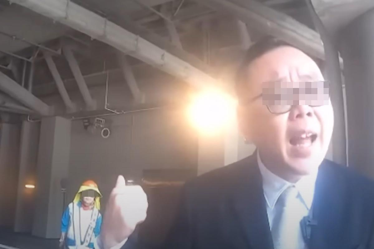 戴眼鏡的保安其後突然「變臉」態度趨惡劣,更喝令鐵騎士「躝啦」。(網上片段截圖)