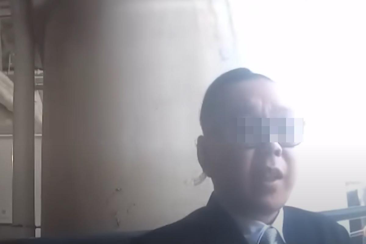 戴眼鏡的保安其後突然「變臉」態度趨惡劣,更喝令鐵騎士「躝啦」。(網上片段截圖)