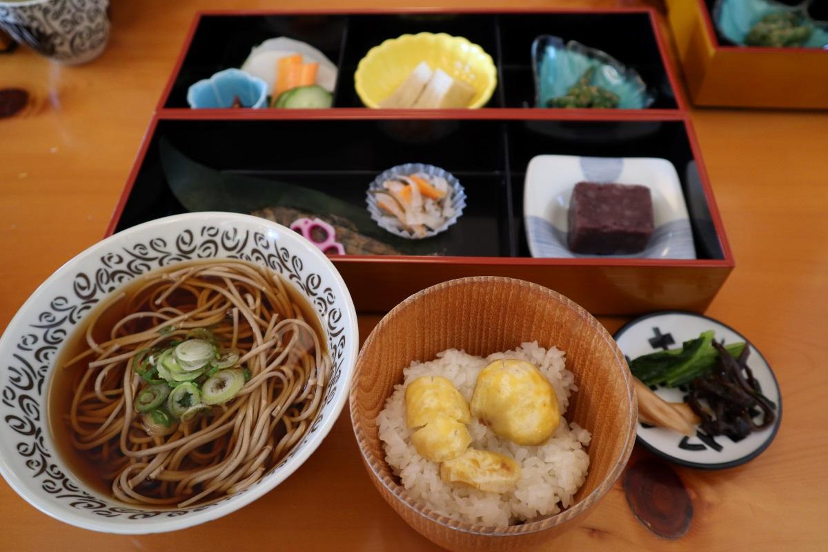 岐阜景點|蕎麥麵是馬籠宿山上最能提供的食物,秋日用上新蕎麥手搓製作,味道香濃。(圖片來源:日本見)