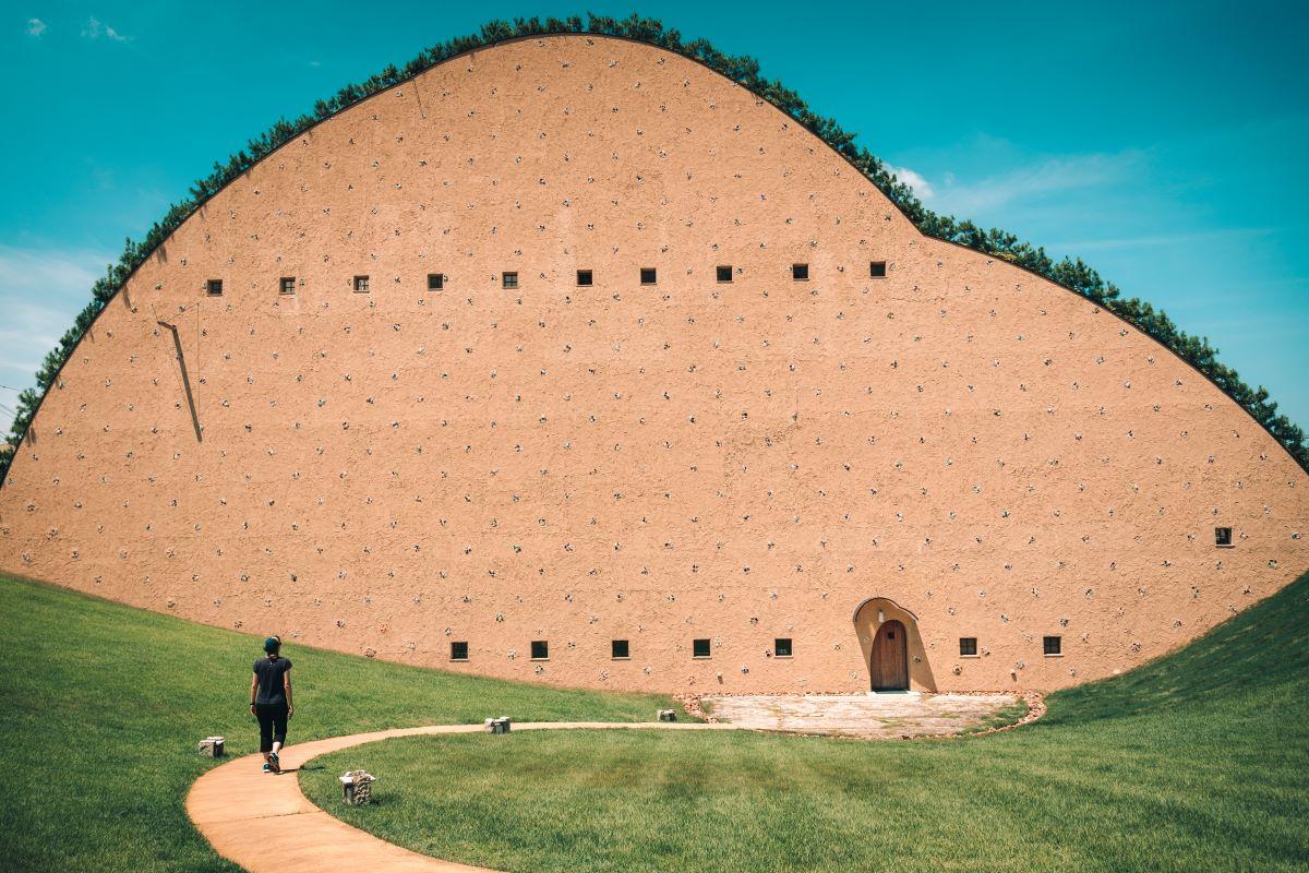 岐阜景點04| 外形活潑的馬賽克磚博物館,由知名建築師藤森照信先生構思,用原材料黏土作出發點設計成樓高4層的博物館。(圖片來源:來去岐阜)