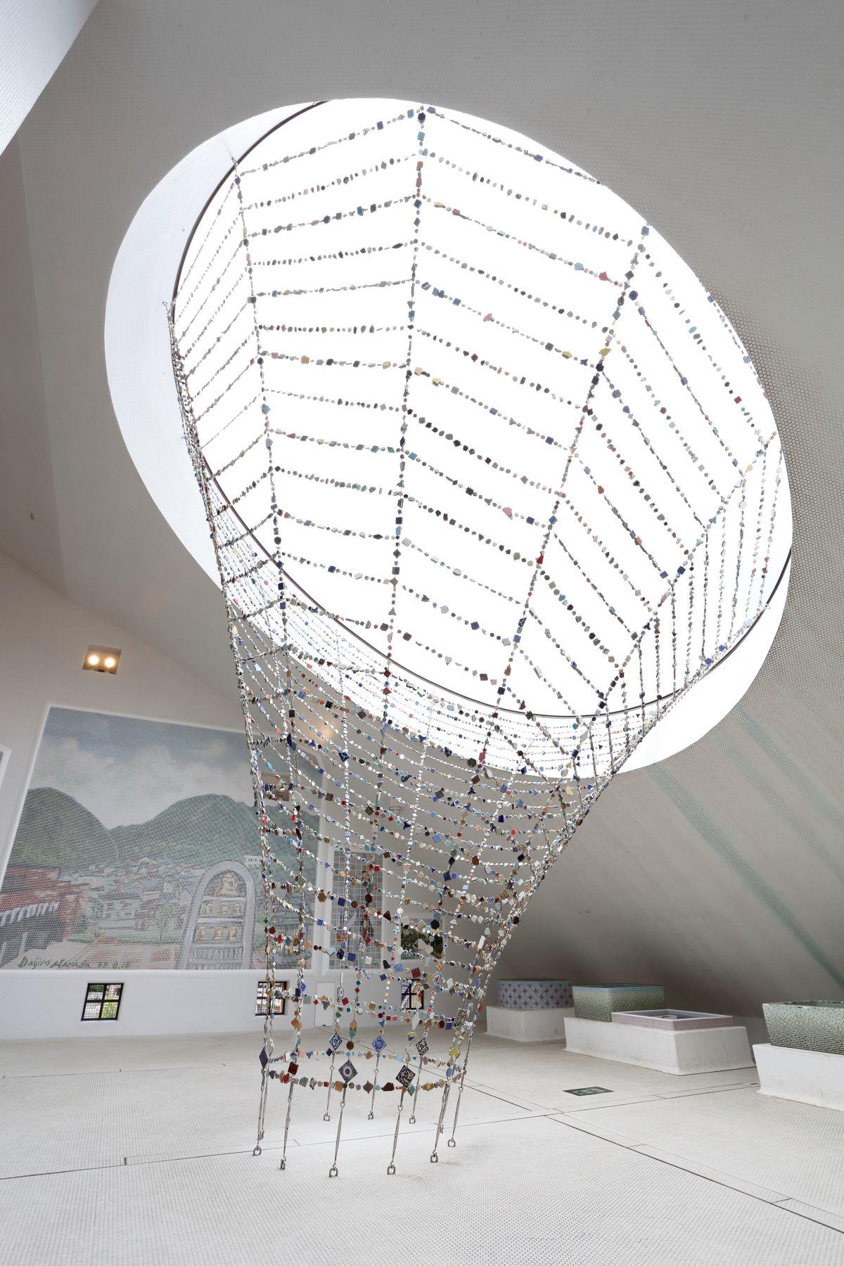 岐阜景點04| 磁磚美術館館館內頂層的展覽空間,放置了大大小小的馬賽克磚藝術創作,而這座連接天空的漏斗形磚網,展示磚塊不一定平面創作。(圖片來源:來去岐阜)