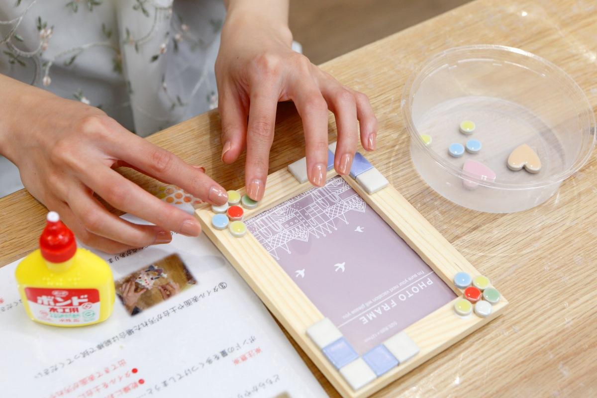 岐阜景點04| 磁磚美術館館內另有附費體驗,以馬賽克磚拼貼裝飾家品。(圖片來源:來去岐阜)