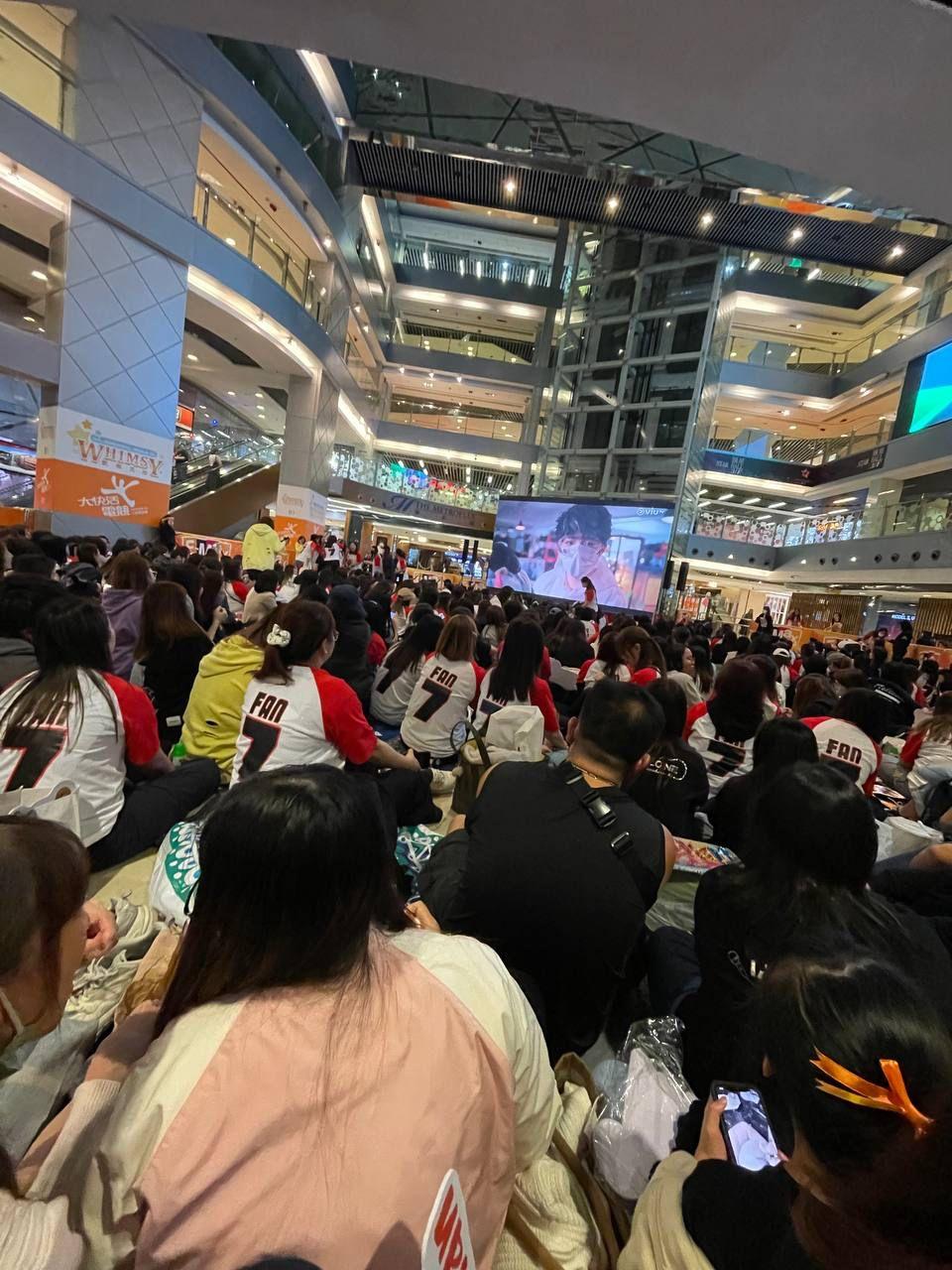 近千人於九龍灣國際展貿中心中庭齊追大結局。