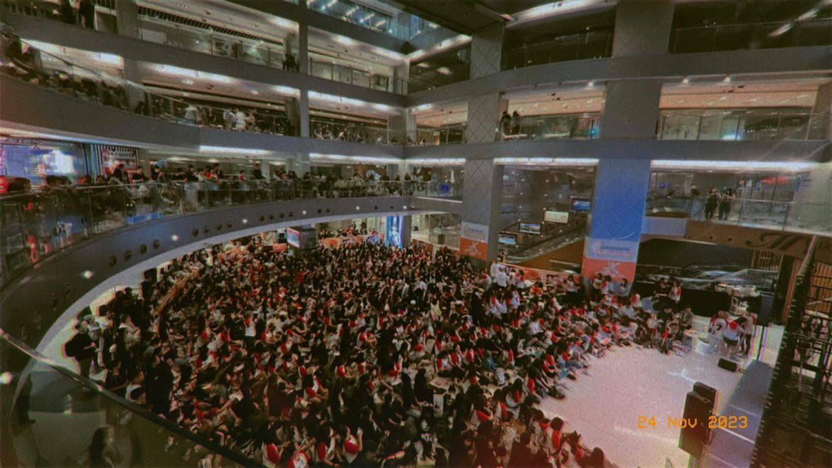 近千人於九龍灣國際展貿中心中庭齊追大結局。