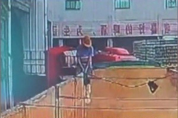 青島啤酒(00168.HK)證實有員工在山東的原料倉小便,已被公安機關行政拘留,公司對此向消費者道歉及會反思整改。