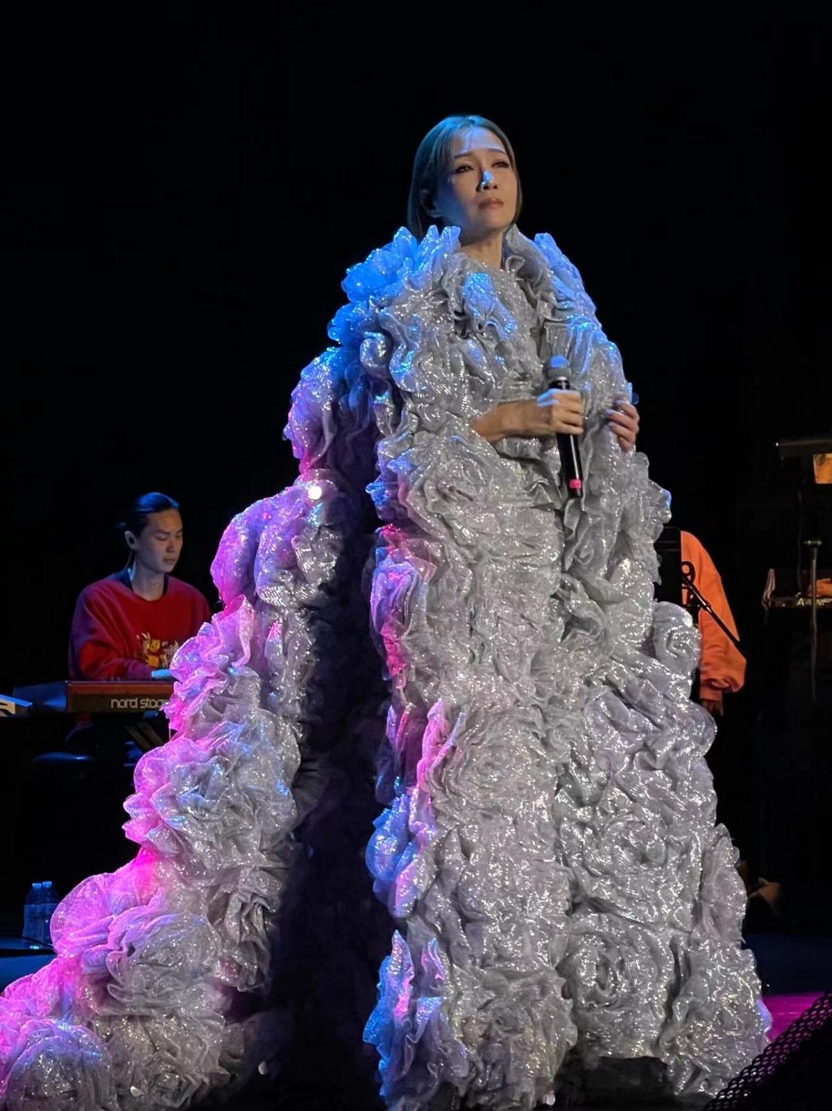 關心妍抵達三藩市紅木城Fox Theatre舉行兩場福音慈善演唱會。