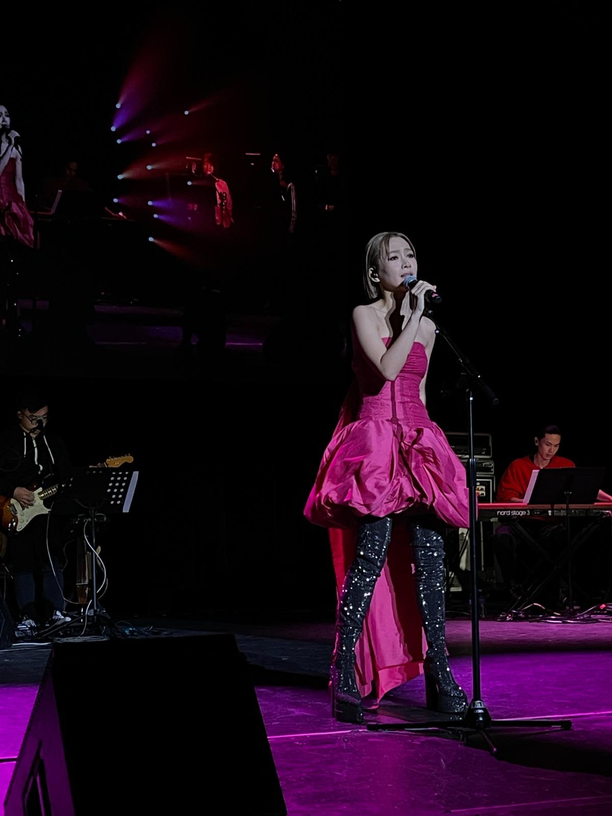 關心妍抵達三藩市紅木城Fox Theatre舉行兩場福音慈善演唱會。