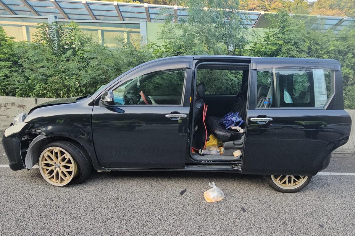 吐露港公路有私家車「自炒」後兩人被拋出車外。