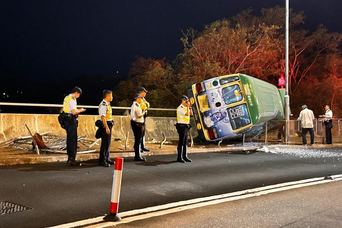 數碼港道有專綫小巴翻側。(FB群組「馬路的事 (即時交通資訊台)」)