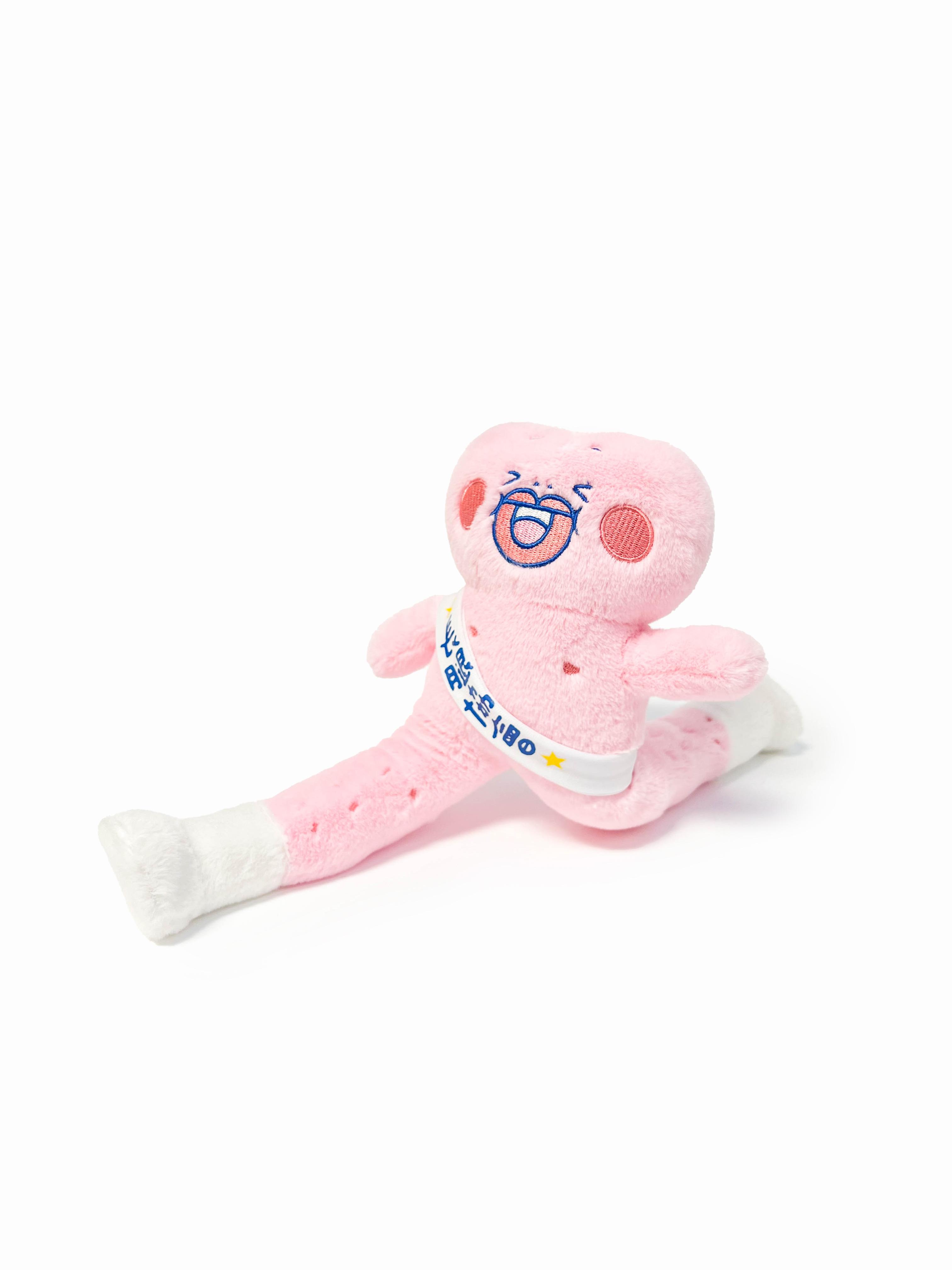 別注版30cm長腿可動PiPi毛公仔|本來的骰的原創人物PiPi,為了今次會員聚會拉長兩腿,綻放搞鬼笑容戴上「長腿協會」的肩帶,代表協會擺出無限美長腿 Poses,毛公仔兩腿置有鐵線,使公仔可做出多個動作造型!|售價:HKD 288