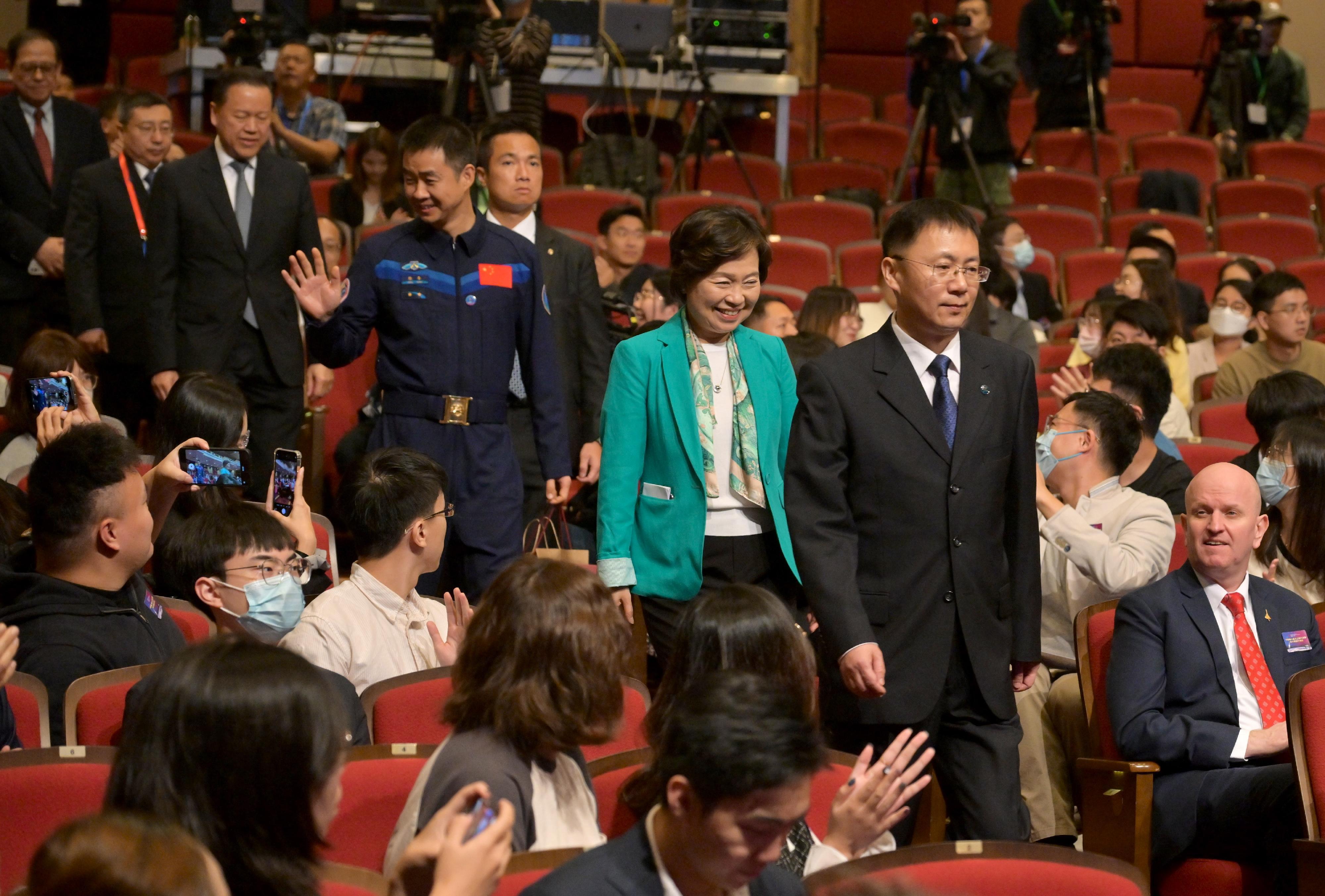 代表團到訪理大及科大。(政府新聞處)