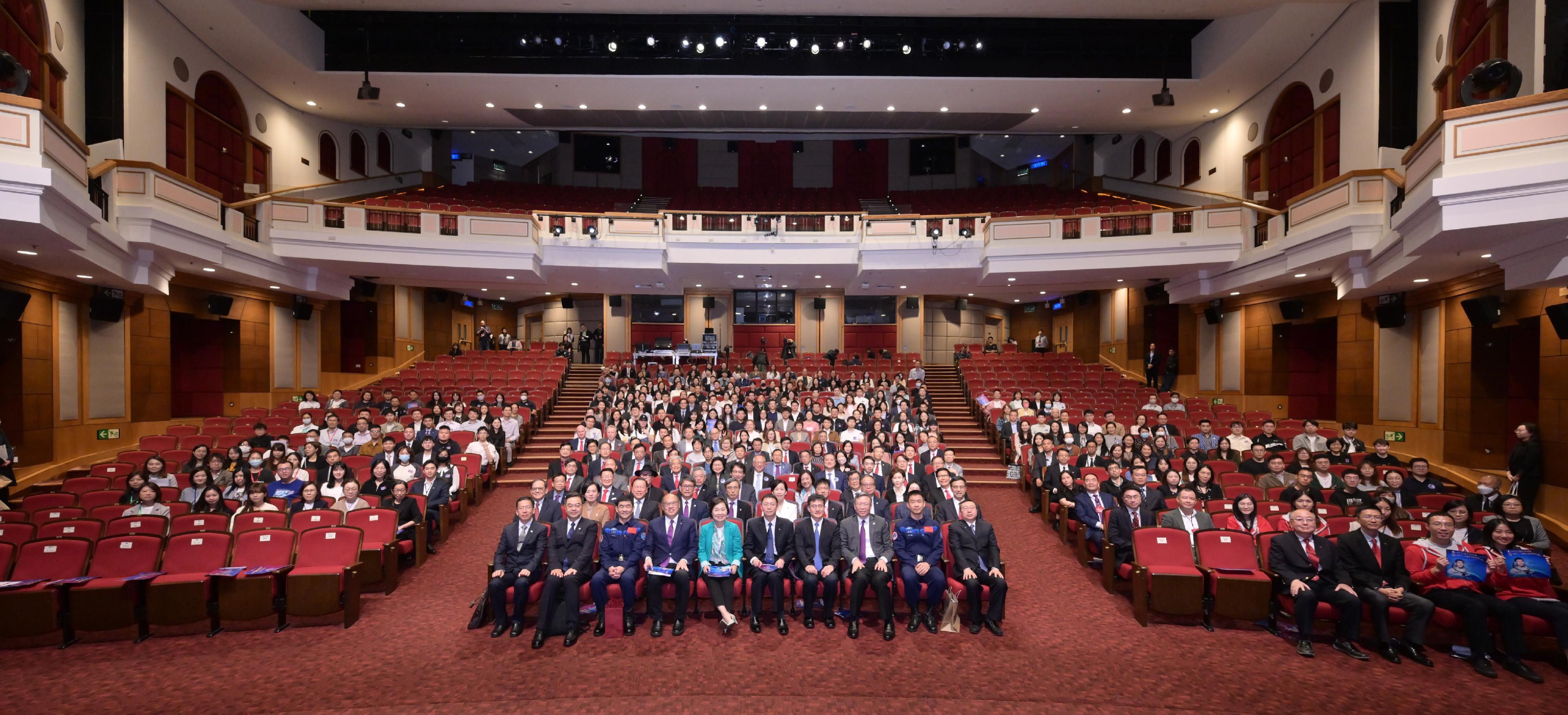 代表團到訪理大。(政府新聞處)
