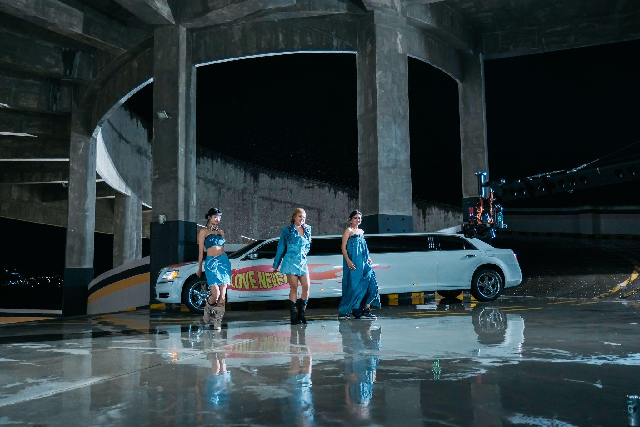 Me&第一首派台歌《Eye to Eye》MV昨晚已在YouTube上架。