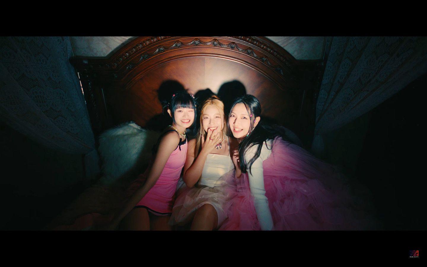 Me&第一首派台歌《Eye to Eye》MV昨晚已在YouTube上架。