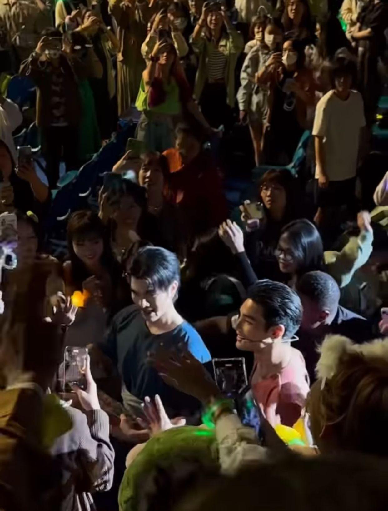 MileApo走落台與粉絲打成一片,掀起高潮。