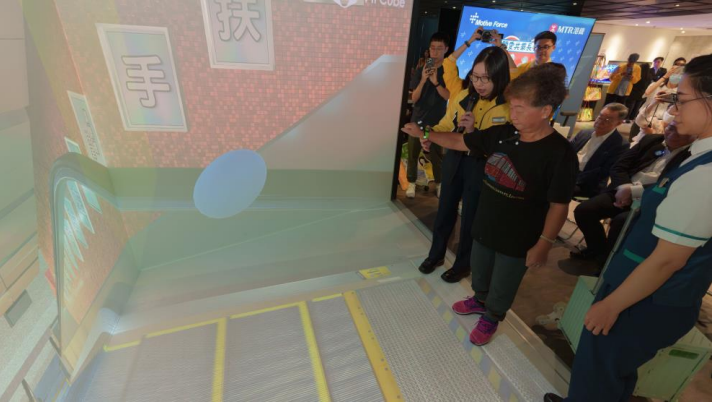 港鐵鼓勵乘客關愛長者。(港鐵提供)