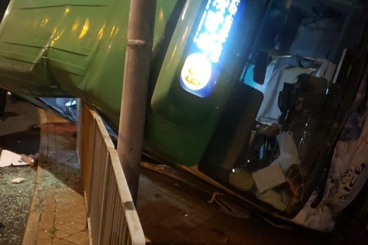 數碼港道有專綫小巴翻側。(FB群組「馬路的事 (即時交通資訊台)」)