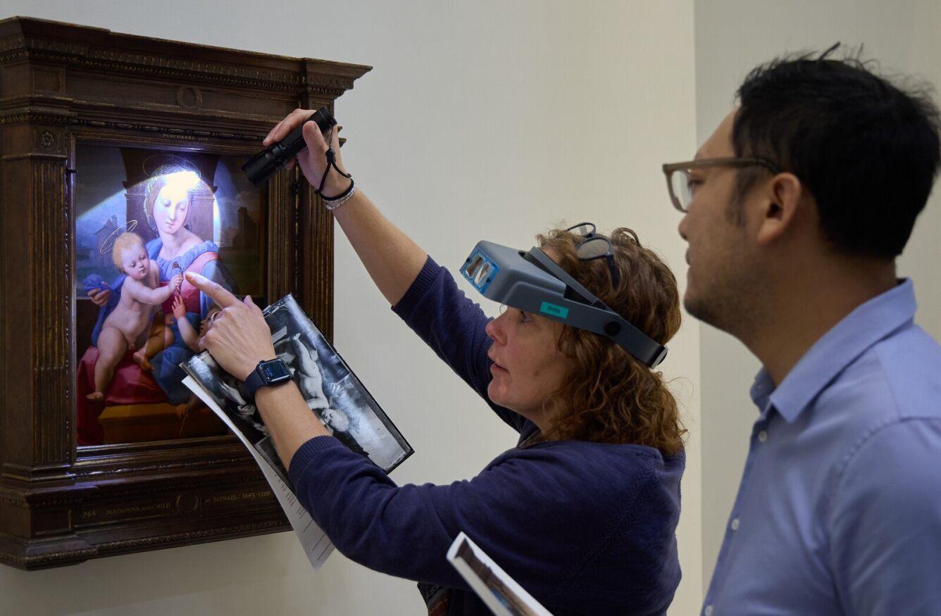 香港故宮文化博物館與英國國家美術館團隊 共同檢查及安裝畫作。(香港故宮提供)