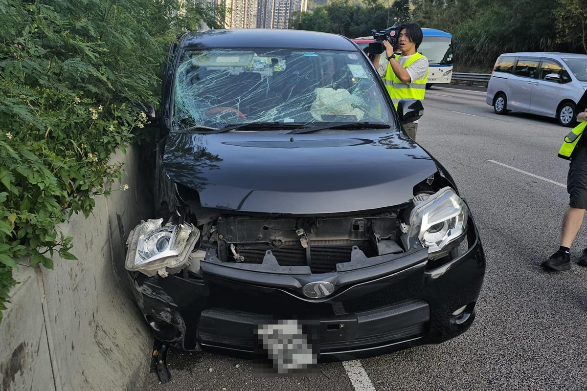 吐露港公路有私家車「自炒」後兩人被拋出車外。