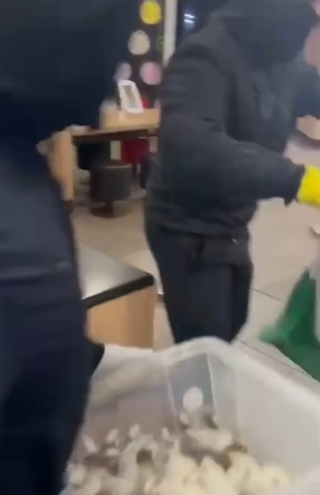 疑似親巴勒斯坦分子襲擊英國麥當勞及星巴克。(互聯網)