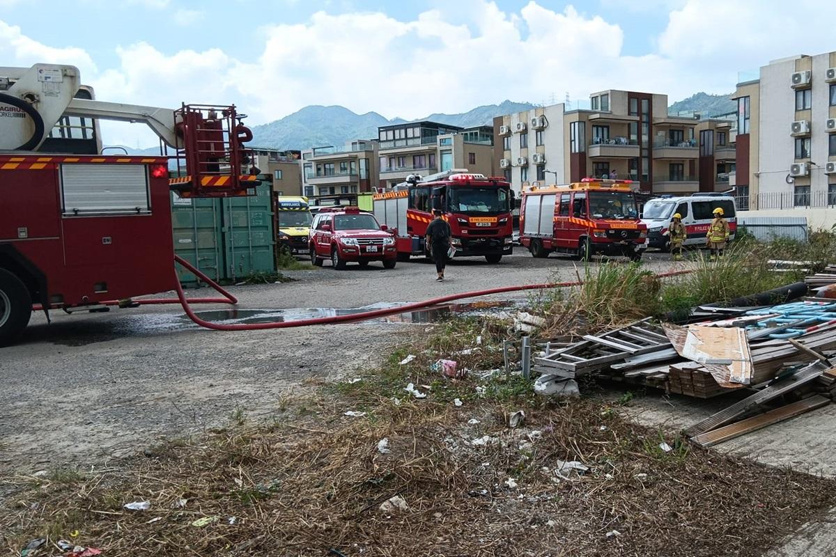 消防和警方在火警當日接報到白沙村。(網民Chit Ho Chan@FB群組「是日快快-巴士即日相」)