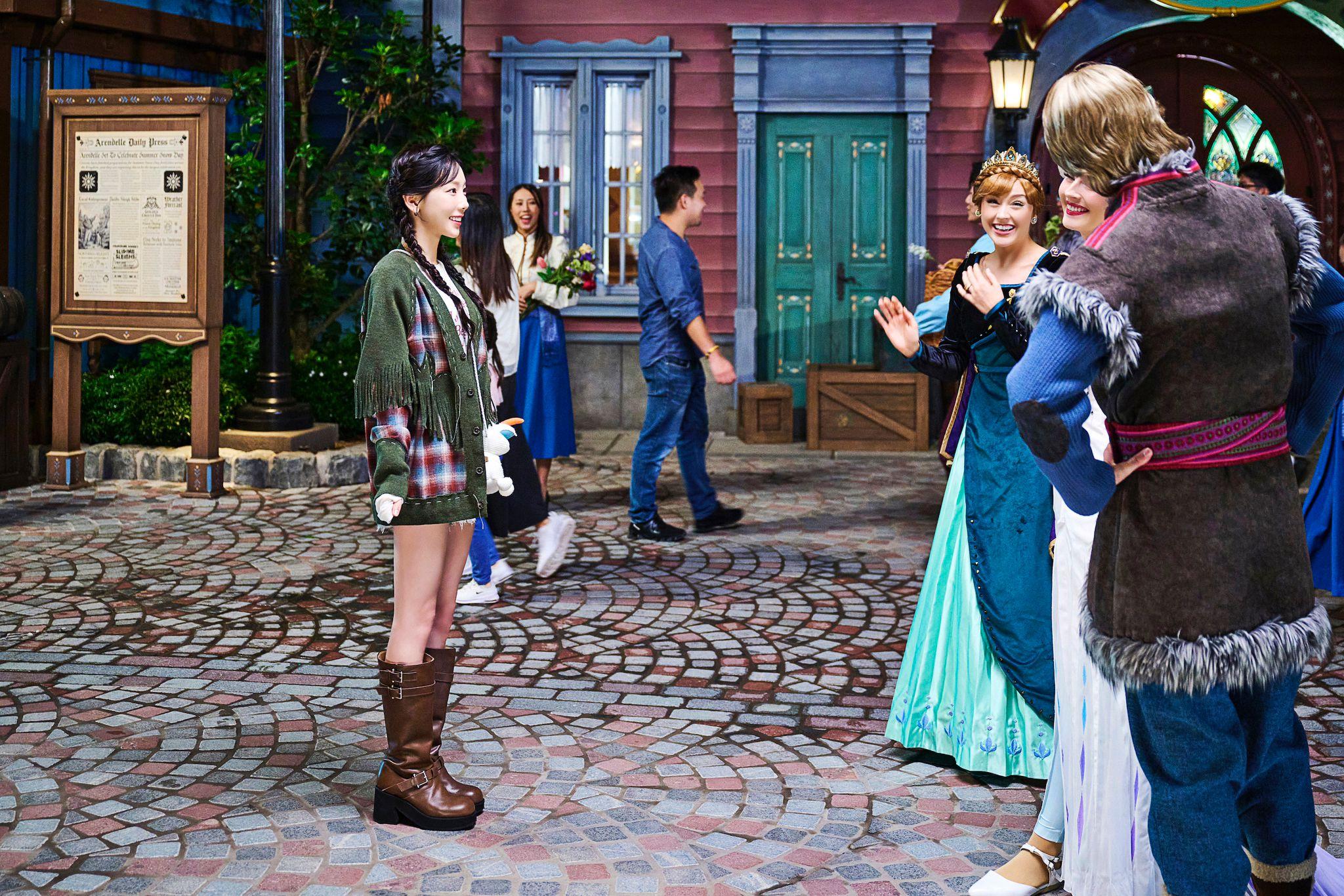 太妍拍攝短片展示魔雪奇緣世界的魅力。