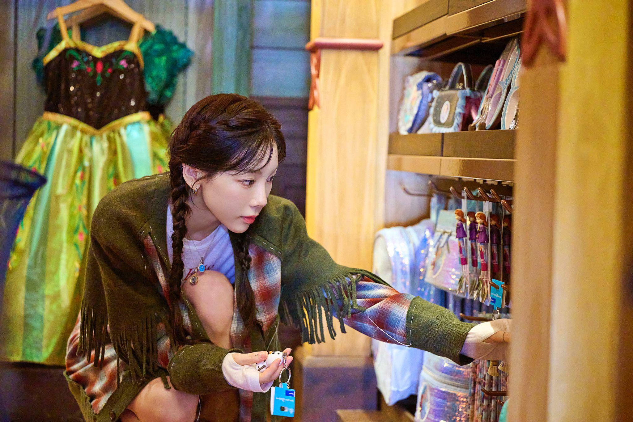 太妍選購特色紀念品和木製玩具。