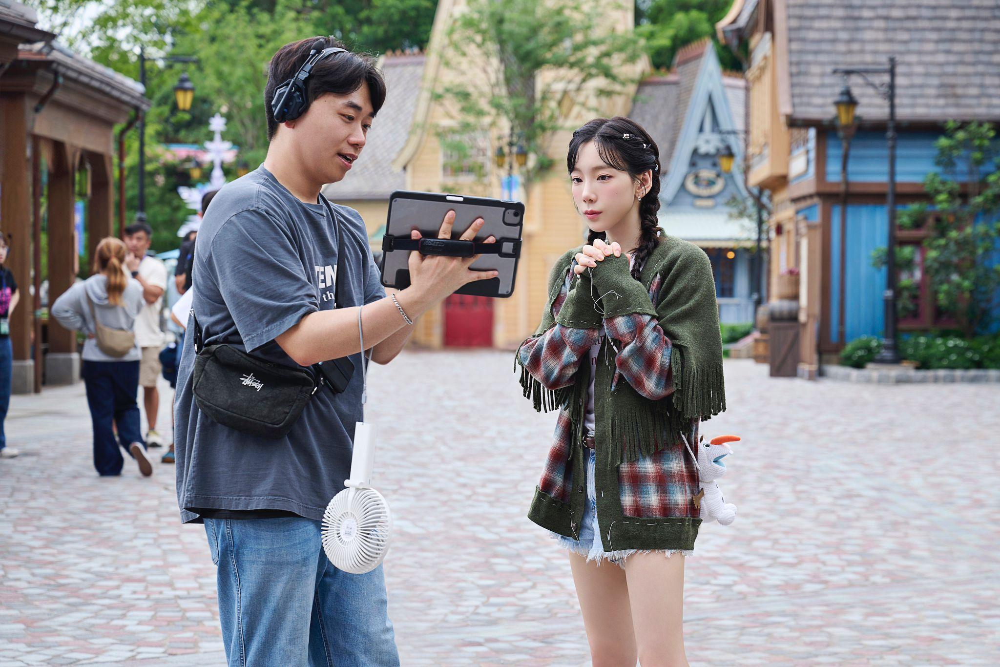 太妍今次以一身安娜服飾色系打扮現身樂園進行拍攝。