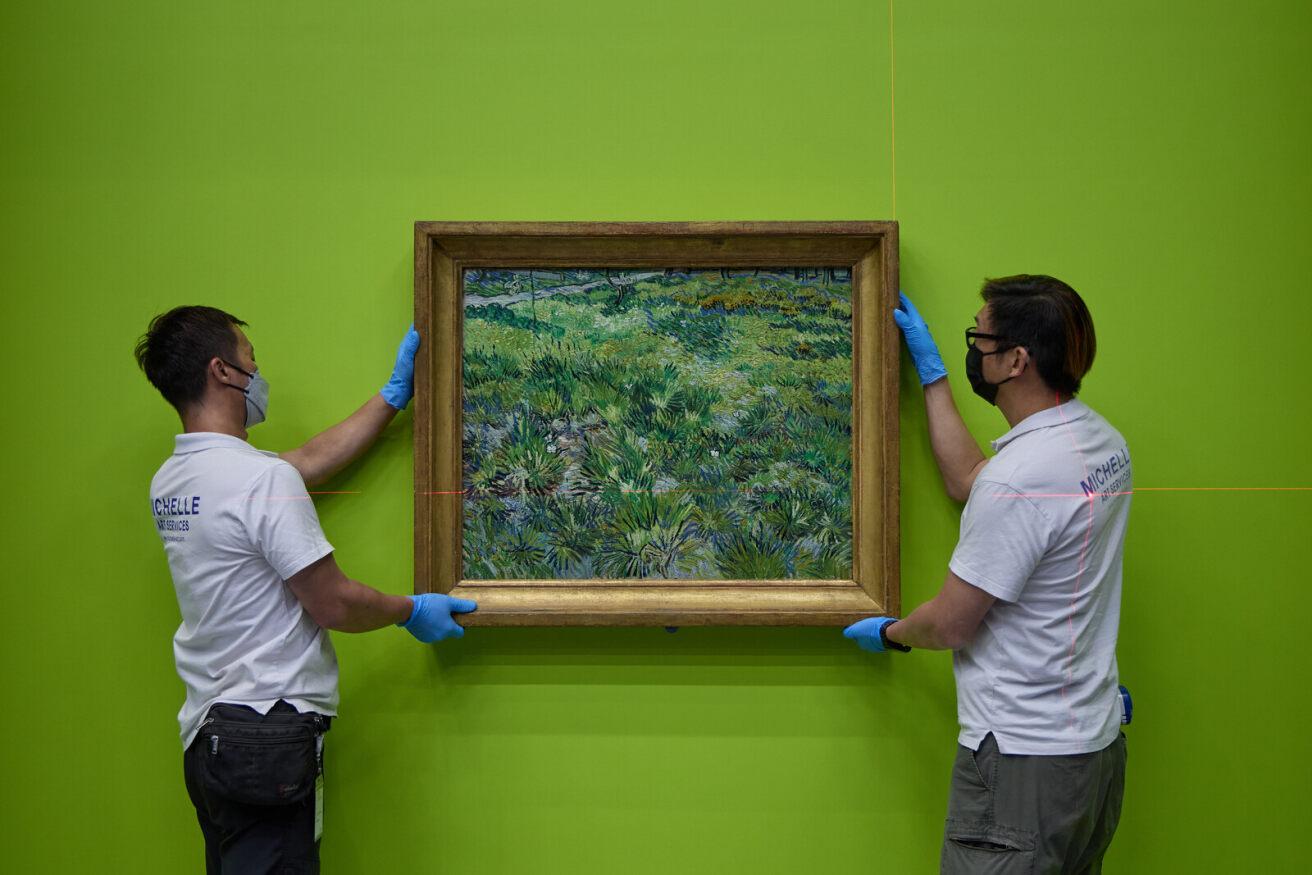 香港故宮文化博物館與英國國家美術館團隊 共同檢查及安裝畫作。(香港故宮提供)