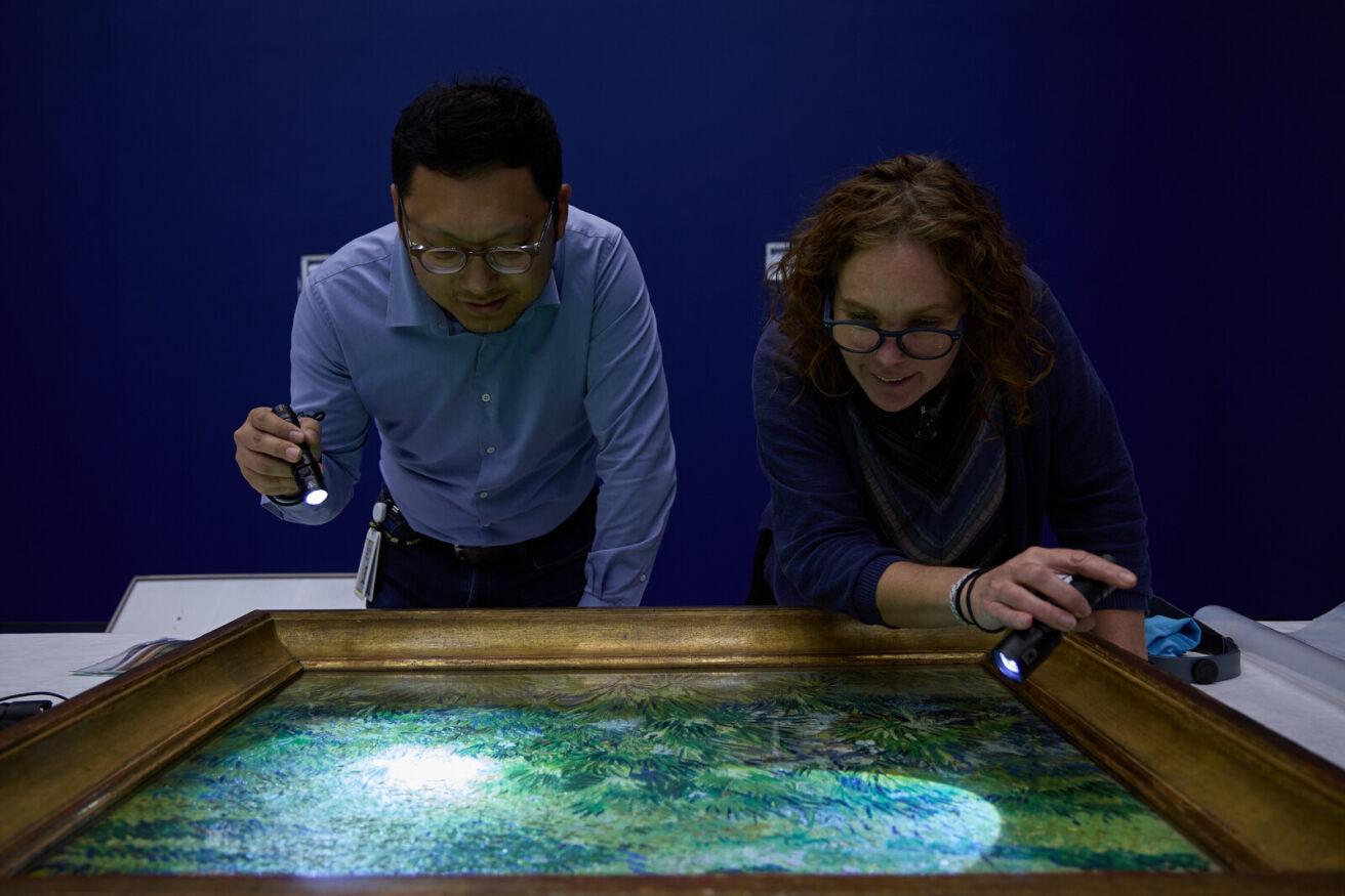 香港故宮文化博物館與英國國家美術館團隊 共同檢查及安裝畫作。(香港故宮提供)