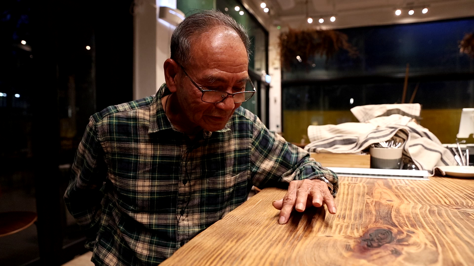 看著權叔漆黑的皮膚上爬滿了木紋,便知道他這輕描淡寫背後的付岀不只這些。(攝:蘇文傑)