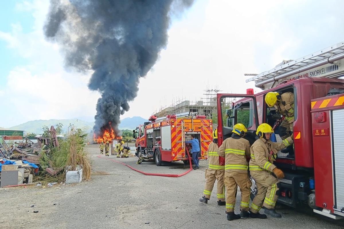元朗白沙村有退役巴士懷疑遭縱火。(網民Chit Ho Chan@FB群組「是日快快-巴士即日相」)