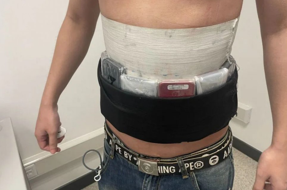 澳門海關一星期內截獲兩名港人企圖偷運舊手機入境。(澳門海關圖片)