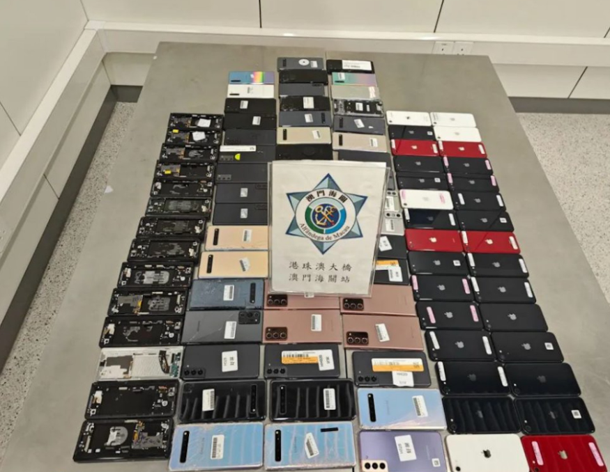 澳門海關一星期內截獲兩名港人企圖偷運舊手機入境。(澳門海關圖片)