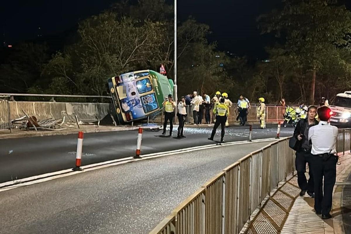 數碼港道有專綫小巴翻側。(FB群組「馬路的事 (即時交通資訊台)」)