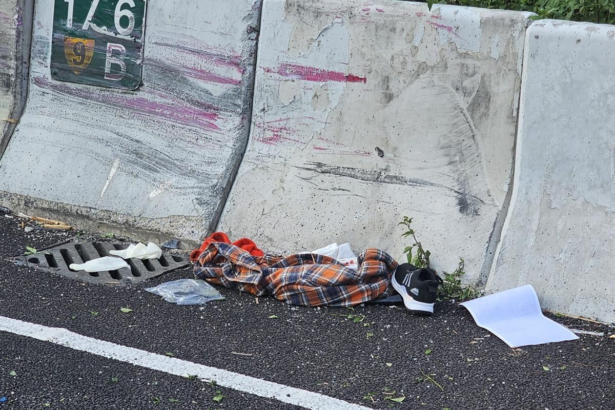 吐露港公路有私家車「自炒」後兩人被拋出車外,現場遺下一隻球鞋。
