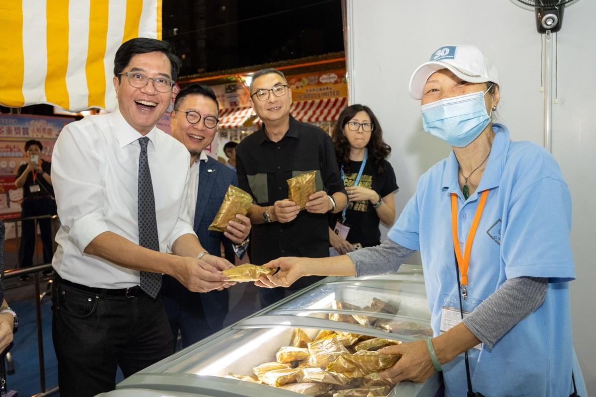 黃偉綸(左一)喺美食嘉年華試食免費雪糕。(黃偉綸FB)