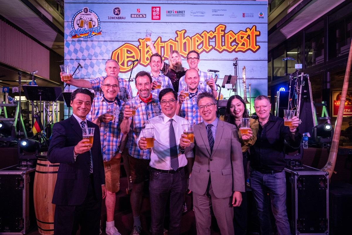 黃偉綸(前排左二)萬聖節前夕去中環街市參與「德國啤酒節」。(黃偉綸FB)