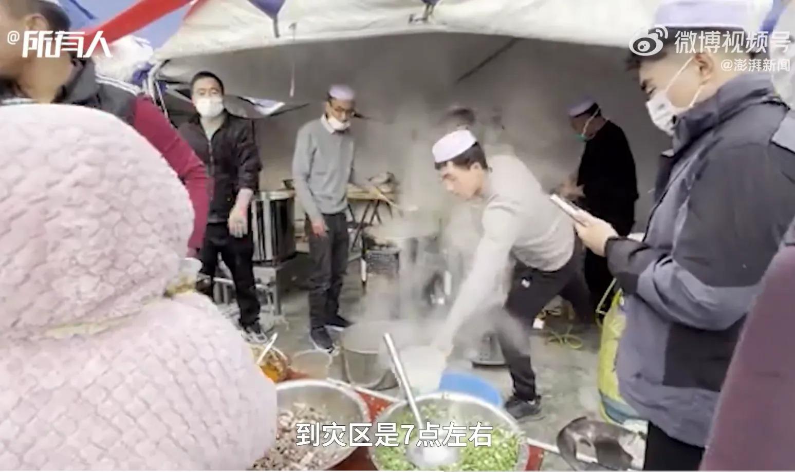 甘肅6.2級地震,馬姓男老闆和店裡20個廚師到災區免費煮麵予災民。(微博@澎湃新聞)