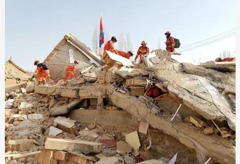 當地救難人員在斷垣殘壁中尋找受困民眾。(圖/新華社)