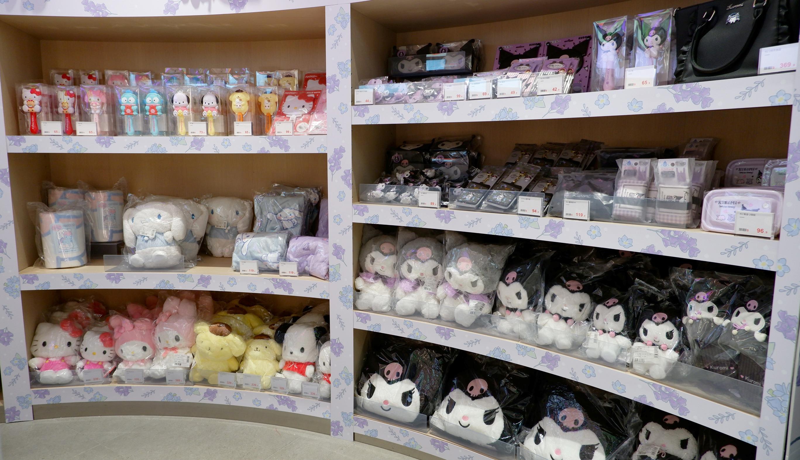 限定店有多款獨家Kuromi及Cinnamoroll保濕護手霜及潤唇膏、收納袋、毛公仔及日常用品。