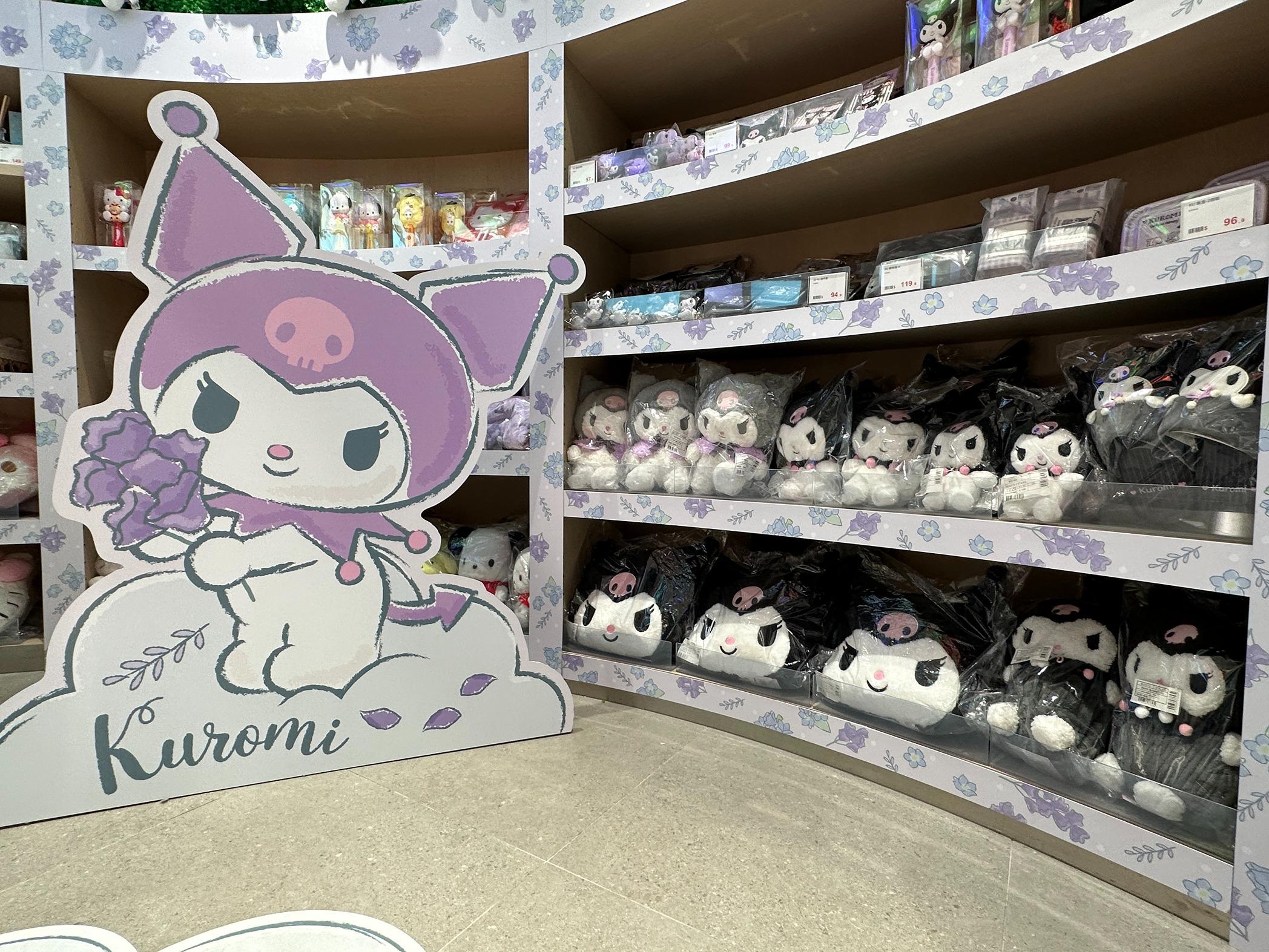 限定店有多款獨家Kuromi及Cinnamoroll保濕護手霜及潤唇膏、收納袋、毛公仔及日常用品。