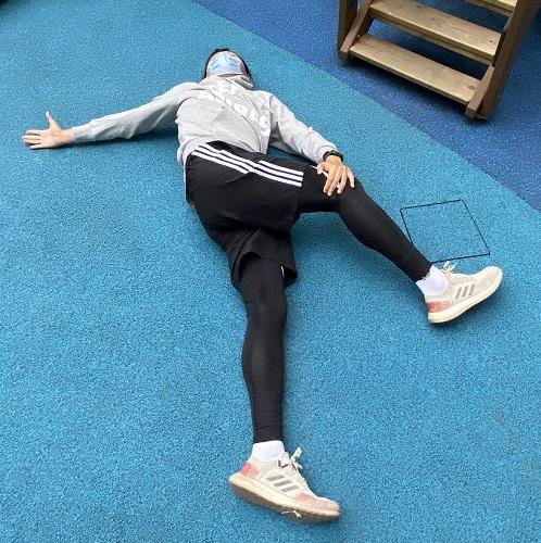 仰卧躺於地上,右腳膝頭屈曲90度。