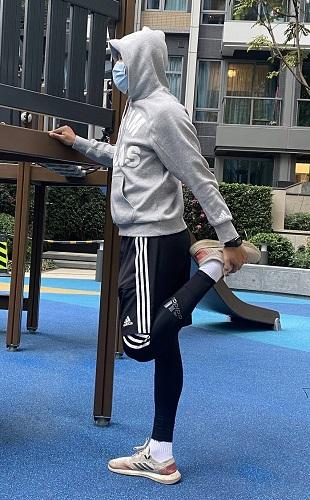 先拉右腿,左腳單腳伸直站於地上。