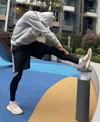 右腳伸直放於櫈上或欄杆上,抬得越高難度越高。