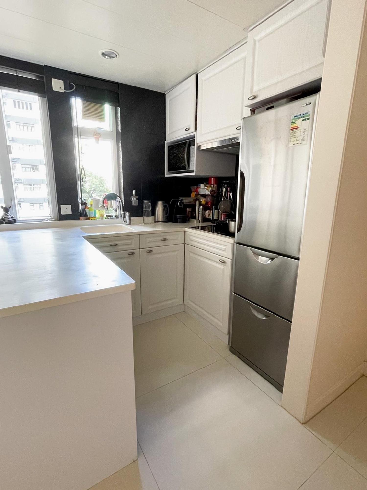 廚房配套新淨齊全。